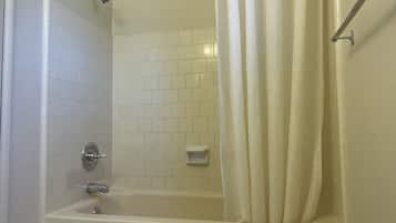 Economy Double Room Non Smoking | Bathroom | Towels