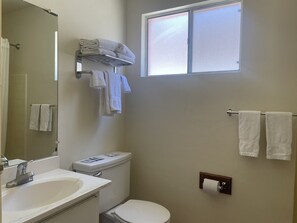 经济单人房 | 浴室 | 毛巾