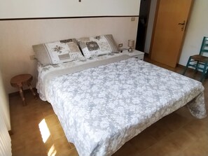 3 bedrooms, iron/ironing board, travel cot, free WiFi