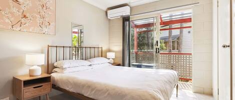 Desk, iron/ironing board, WiFi, bed sheets