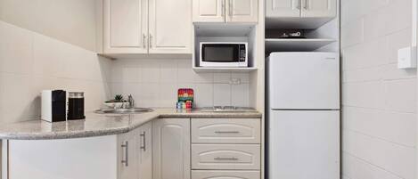 Refrigerador, microondas, placa de cocina, cafetera/tetera