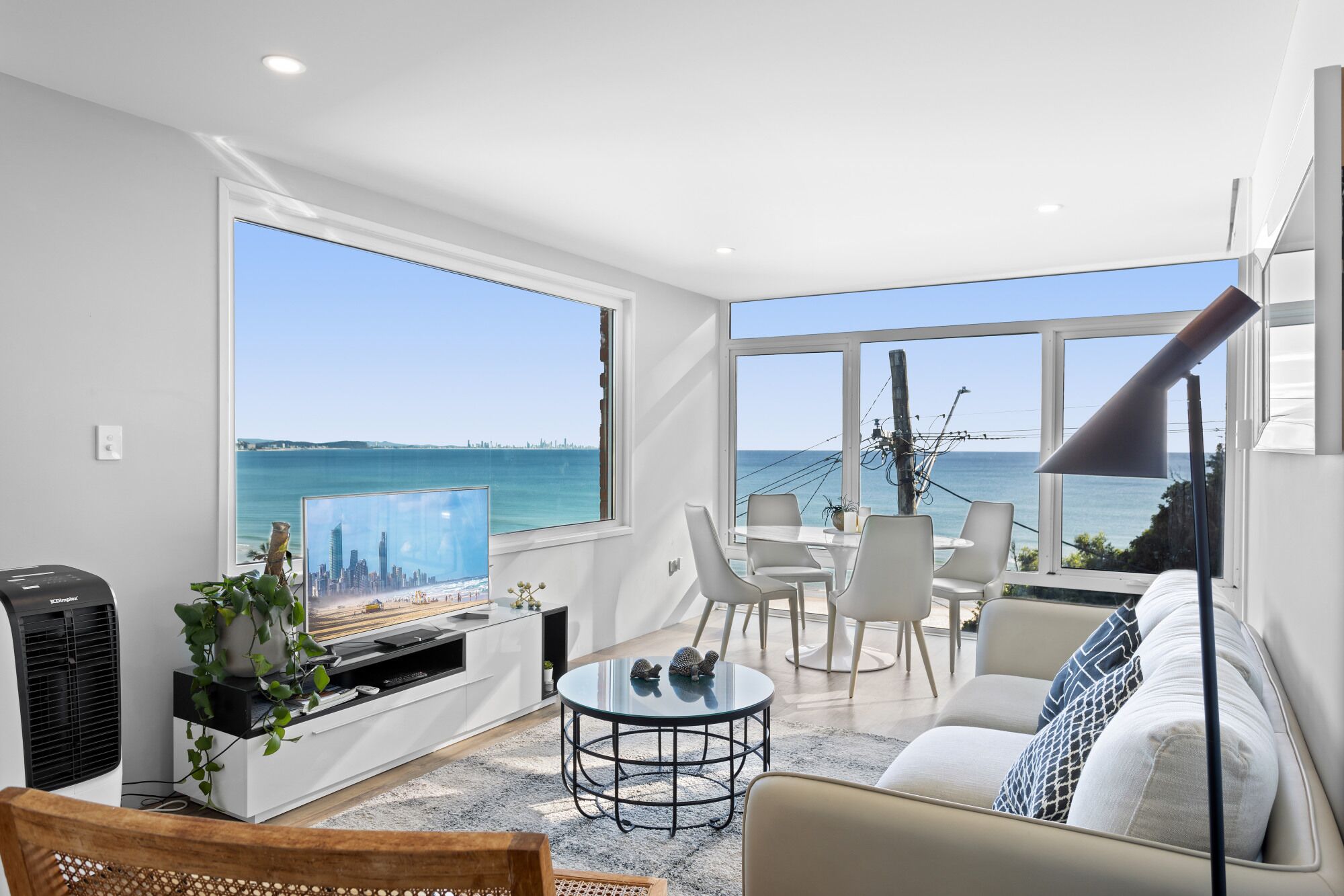 Kirra Views - Chic 2-Bed Apartment Beachfront