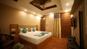 Luxury Suite | In-room safe, free WiFi, bed sheets