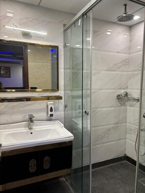 Deluxe Room | Bathroom | Shower, free toiletries, bathrobes, slippers - HOTEL PALAZZO INN (New Delhi)