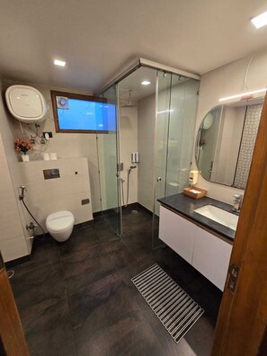 Habitación ejecutiva | Baño | Ducha, artículos de higiene personal gratuitos, albornoces y zapatillas
