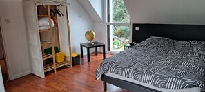 2 habitaciones, tabla de planchar con plancha y cuna de viaje 