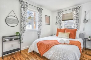 2 Schlafzimmer, Schreibtisch, Bügeleisen/Bügelbrett, Reisekinderbett