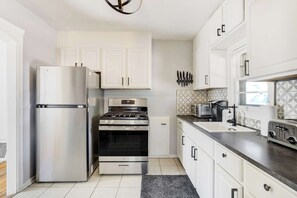 Een koelkast, een magnetron, een kookplaat