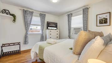 2 Schlafzimmer, Schreibtisch, Bügeleisen/Bügelbrett, Reisekinderbett