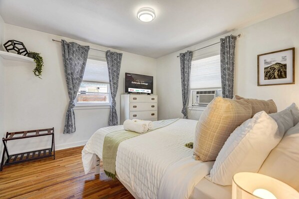 2 slaapkamers, een bureau, een strijkplank/strijkijzer, reisbedje