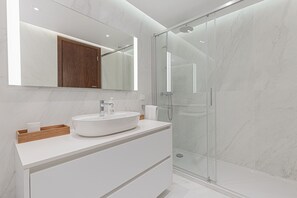 Shower, hair dryer, bidet, towels