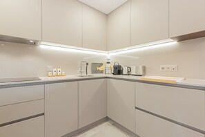 KĂŒhlschrank, Mikrowelle, Ofen, Herdplatte