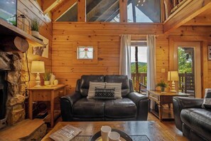 Tv, eldstad och kontor