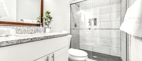 Badewanne, HandtĂŒcher, Seife, Toilettenpapier