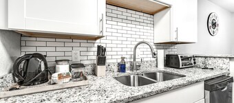 Best Location Downtown | Mins from AT&T, Ranger Stadium & Six Flags