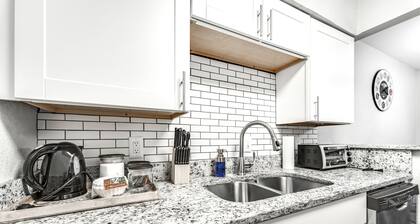 Best Location Downtown | Mins from AT&T, Ranger Stadium & Six Flags