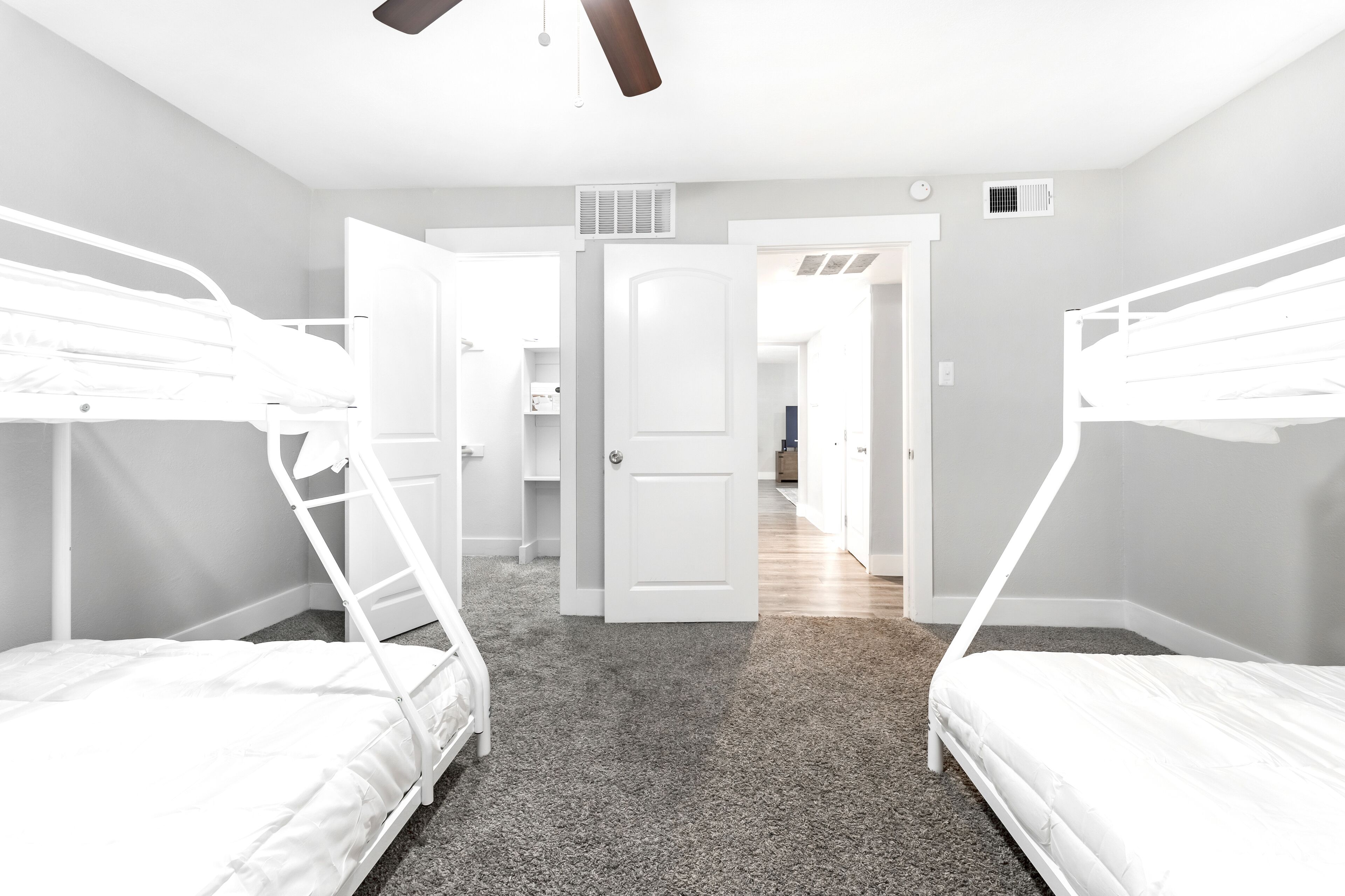 2 habitaciones, tabla de planchar con plancha y wifi gratis 