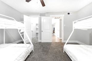 2 slaapkamers, een strijkplank/strijkijzer, gratis wifi, beddengoed