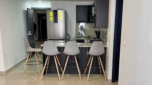 Fridge, coffee/tea maker, blender, cookware/dishes/utensils - Departamento Amoblado en Tonsupa (Tonsupa)