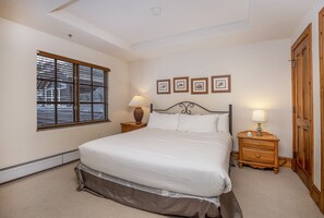 2 bedrooms, desk, iron/ironing board, WiFi - Walk to slopes! Beaver Creek Village Condo in the heart of the Village. (Beaver Creek)