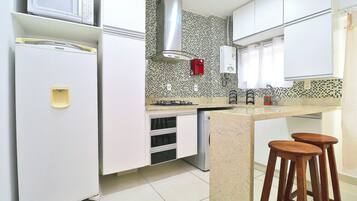 Réfrigérateur, micro-ondes, plaque de cuisson