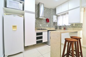 Kühlschrank, Mikrowelle, Herdplatte, Kochgeschirr/Geschirr/Besteck