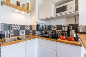 Réfrigérateur, micro-ondes, plaque de cuisson, cafetière/bouilloire