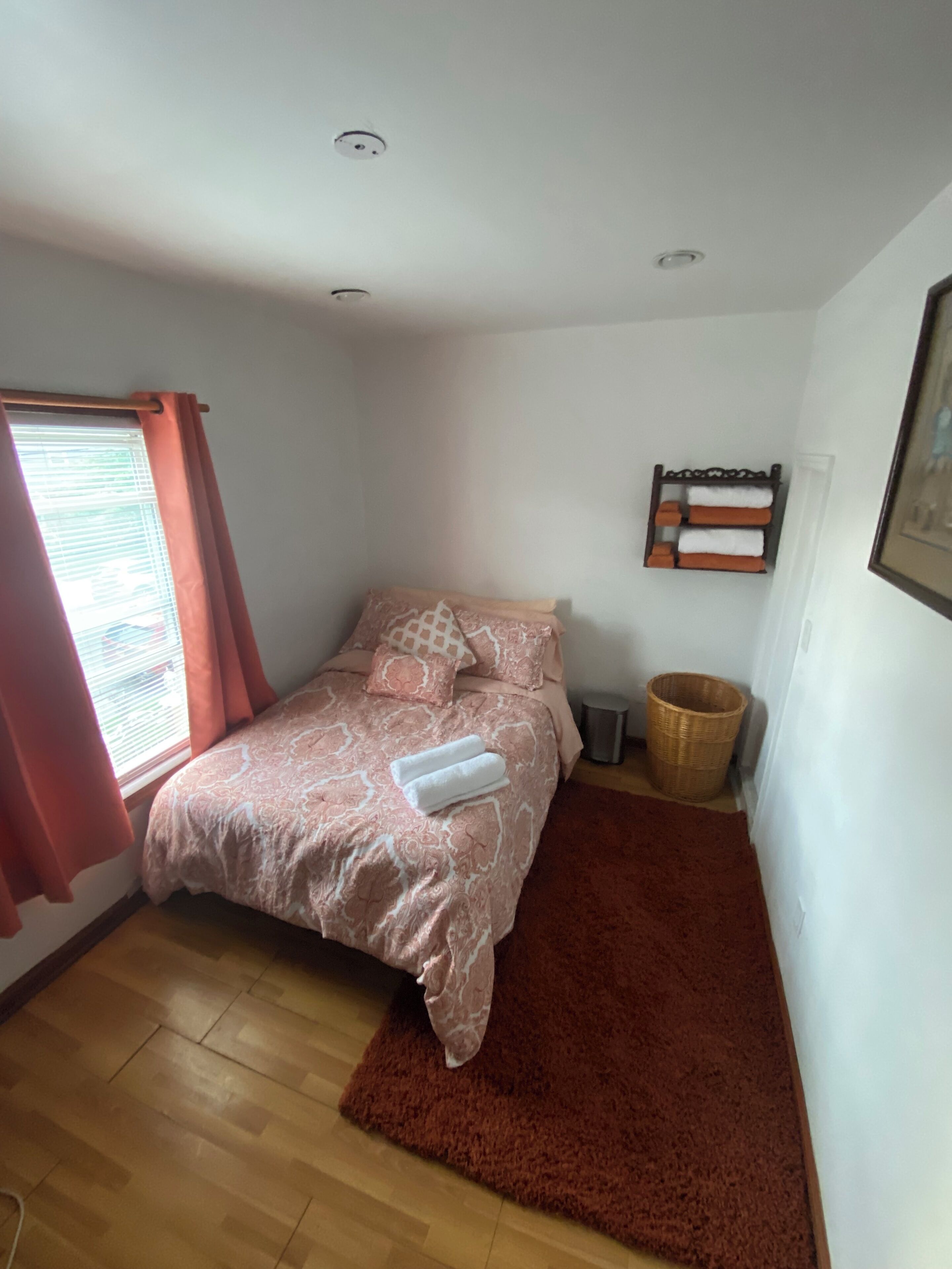 Queen size studio in historic area convenient to transportation, Pet Friendly!