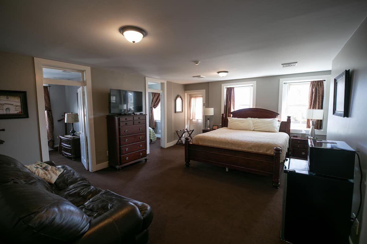 Suite « Premier » (Historic Building, No Elevator) | 1 chambre, Wi-Fi gratuit, draps fournis