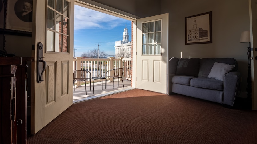 Nauvoo Temple House Hotel