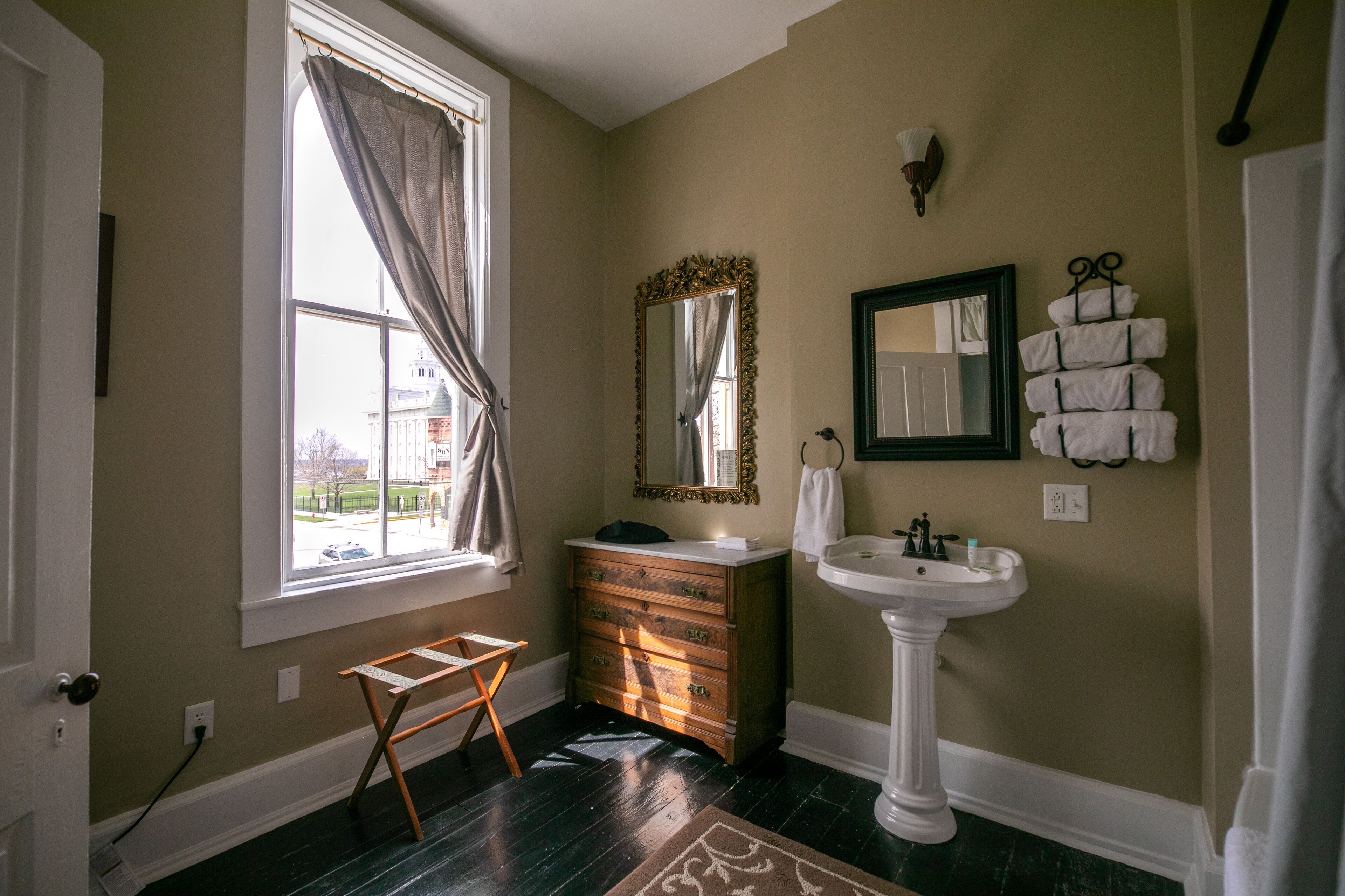 premier room (historic building, no elevator) | bathroom | towels