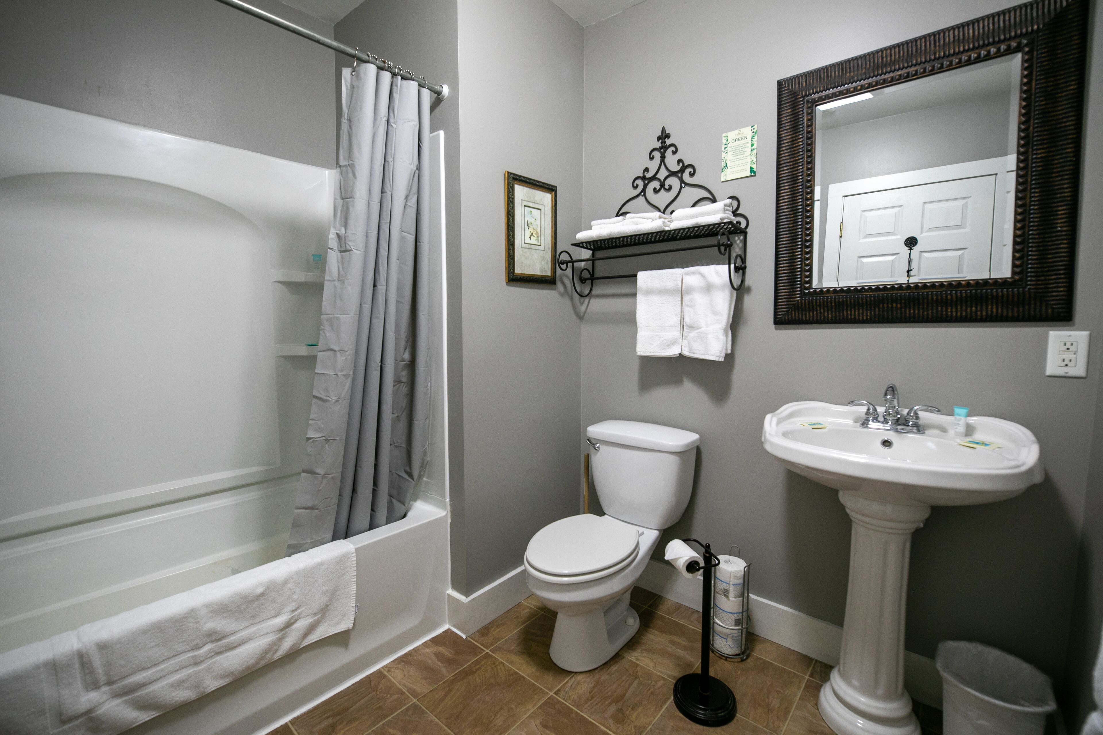 premier quadruple room (historic building, no elevator) | bathroom | towels