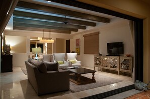 Smart-TV, Videospiele, DVD-Player, Tischfußball