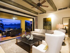 Smart-TV, Videospiele, DVD-Player, Tischfußball