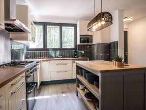 Kjøleskap, mikrobølgeovn, ovn og kokeplater