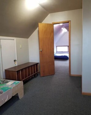 4 多间卧室、办公桌、熨斗/熨衣板、旅行婴儿床