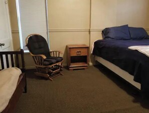 4 habitaciones, escritorio y tabla de planchar con plancha 