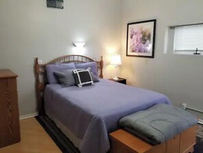 4 soverom, skrivebord, strykejern/-brett og reiseseng for barn