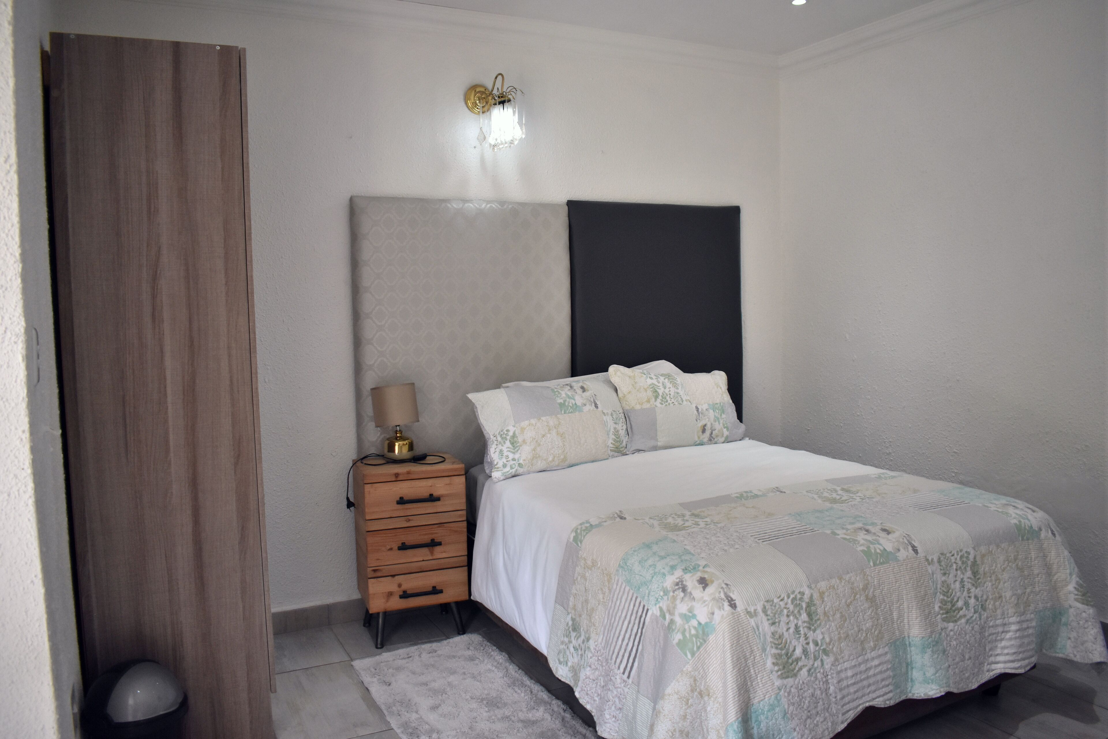 5 slaapkamers, verduisterende gordijnen, een strijkplank/strijkijzer