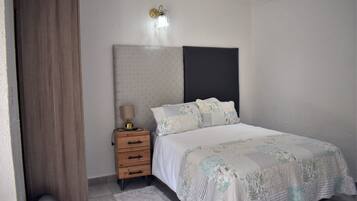 5 slaapkamers, verduisterende gordijnen, een strijkplank/strijkijzer