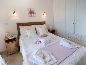 2 bedrooms, in-room safe, iron/ironing board, free WiFi