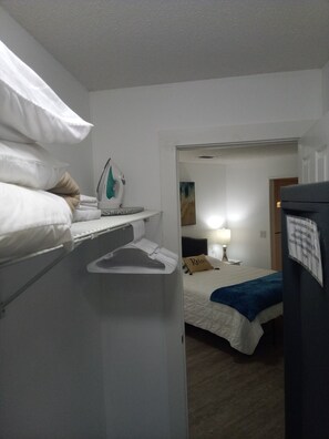 2 dormitorios, tabla de planchar con plancha, wifi gratis y ropa de cama