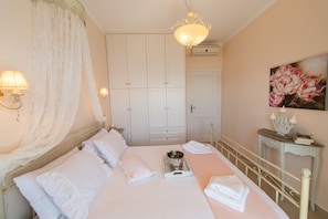 2 bedrooms, in-room safe, iron/ironing board, free WiFi