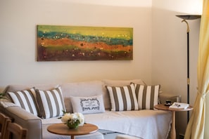 Smart TV, fireplace, DVD player, table tennis