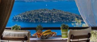 Villa Meliti - stunning seaviews, infinity pool, privacy, close to the beach