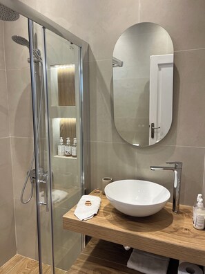 Combined shower/bathtub, hair dryer, bidet, towels - Villa Meliti - stunning seaviews, infinity pool, privacy, close to the beach (Perigiali)