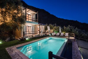 Outdoor pool - Villa Meliti - stunning seaviews, infinity pool, privacy, close to the beach (Perigiali)