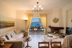 Smart TV, fireplace, DVD player, table tennis