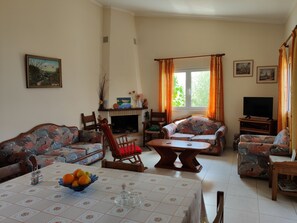 Smart TV, fireplace - Cretan Rural Living in Olive Grove Cottage (Chania)
