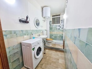 Een douche, een haardroger, handdoeken, zeep